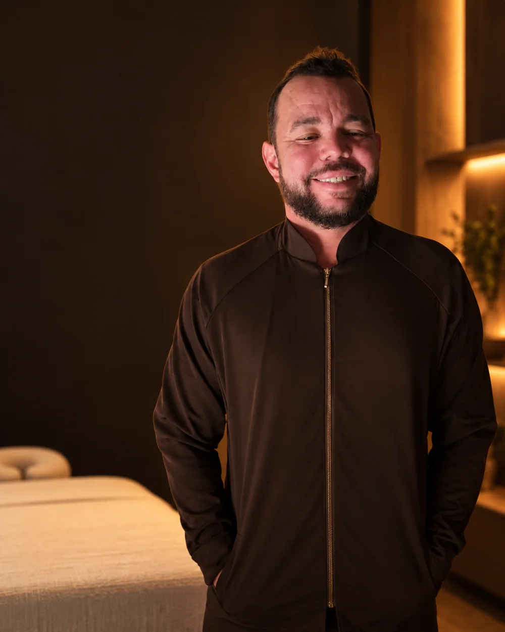 Retrato de Marcos Holanda em ambiente de atendimento